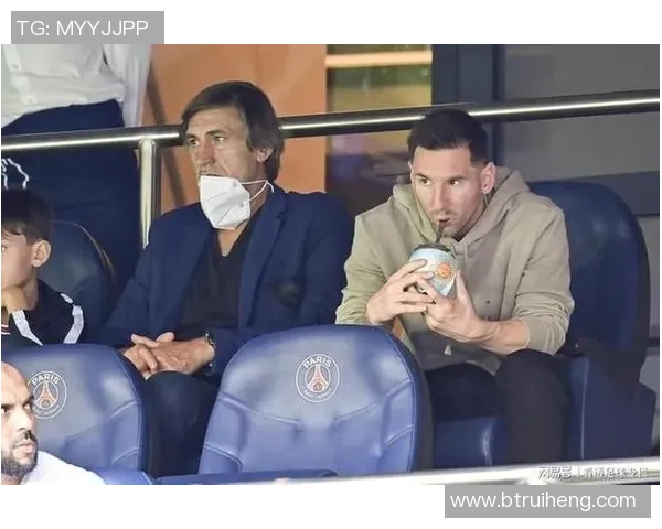 足坛巨星头戴发带亮相赛场展现独特风采引领时尚潮流